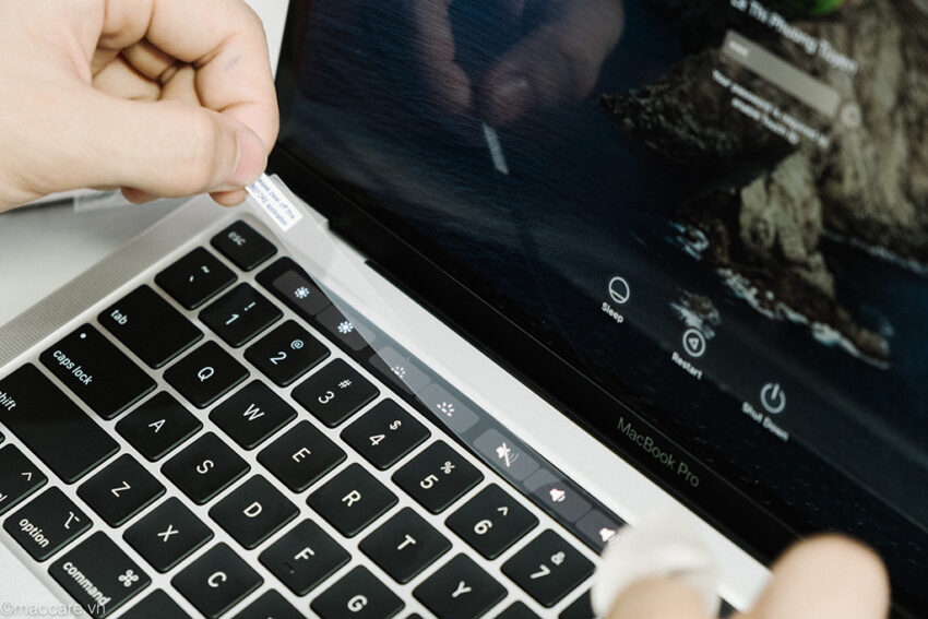 dán touch bar macbook pro 2020
