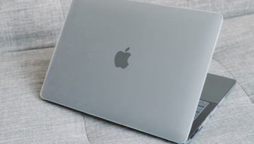 Ốp Macbook Air 2020 13inch màu Matte Clear gần như trong suốt