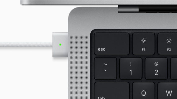 MacBook Pro 14inch có thể sạc nhanh qua cổng Thunderbolt