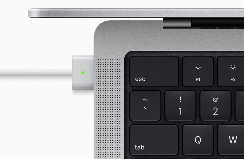 MacBook Pro 14inch có thể sạc nhanh qua cổng Thunderbolt