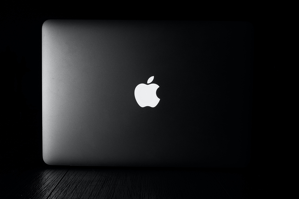 logo apple phát sáng trên macbook 2022