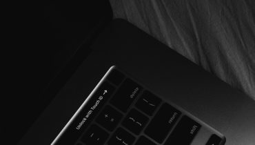 Apple thêm MacBook Pro 2017 Touch Bar vào danh sách sản phẩm cũ