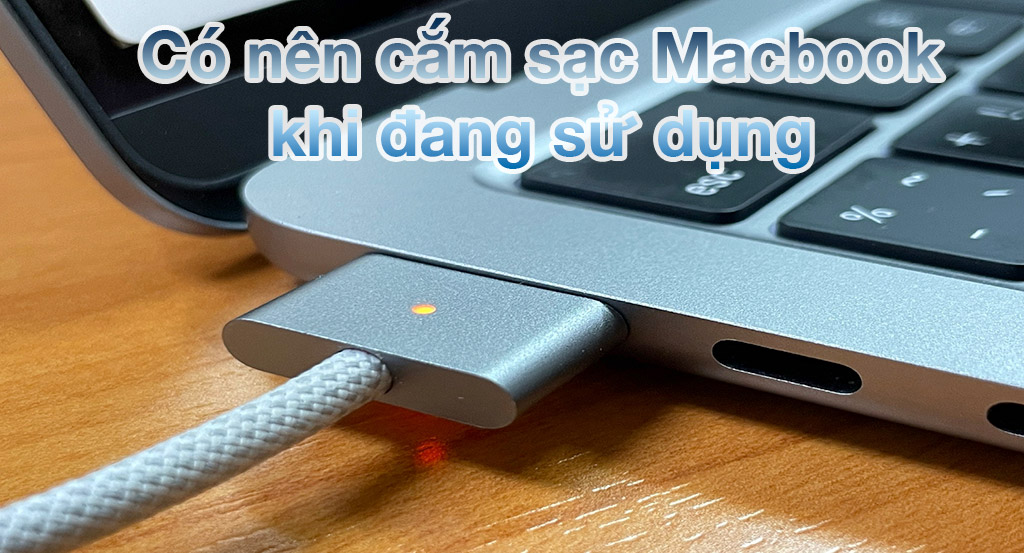 có nên cắm sạc macbook khi đang sử dụng