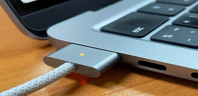 Có nên cắm sạc MacBook khi đang sử dụng không?