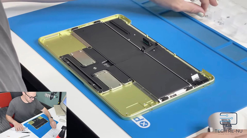 MacBook Neo Teardown: Cổng kết nối dạng mô-đun, pin không cần keo dán, không dùng băng dính
